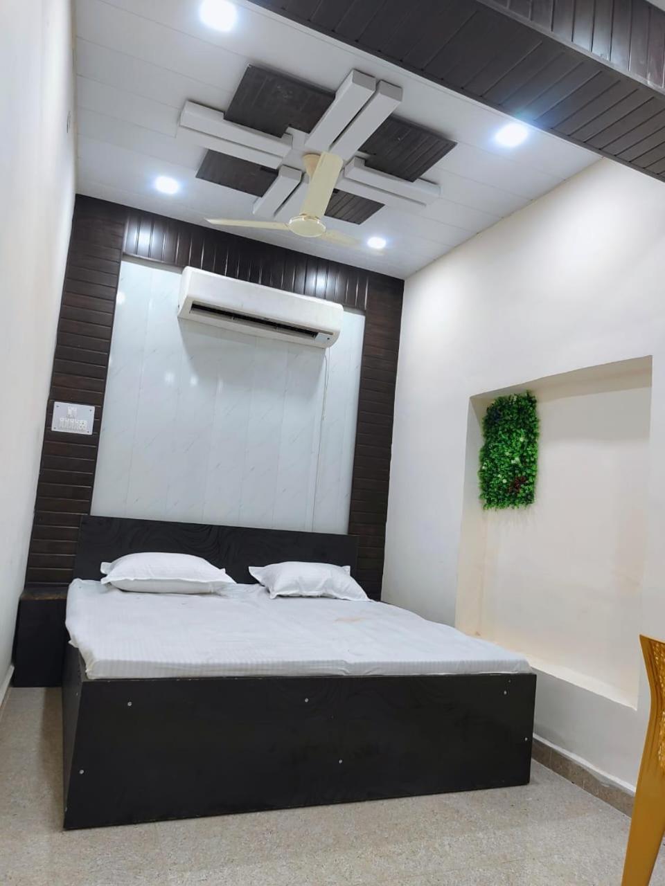Hotel Crystal Dreams Mathura Bagian luar foto