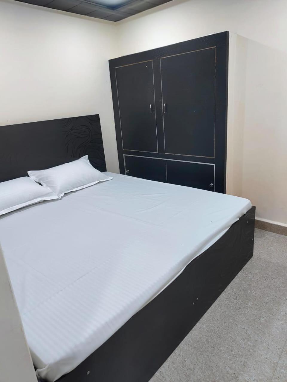 Hotel Crystal Dreams Mathura Bagian luar foto