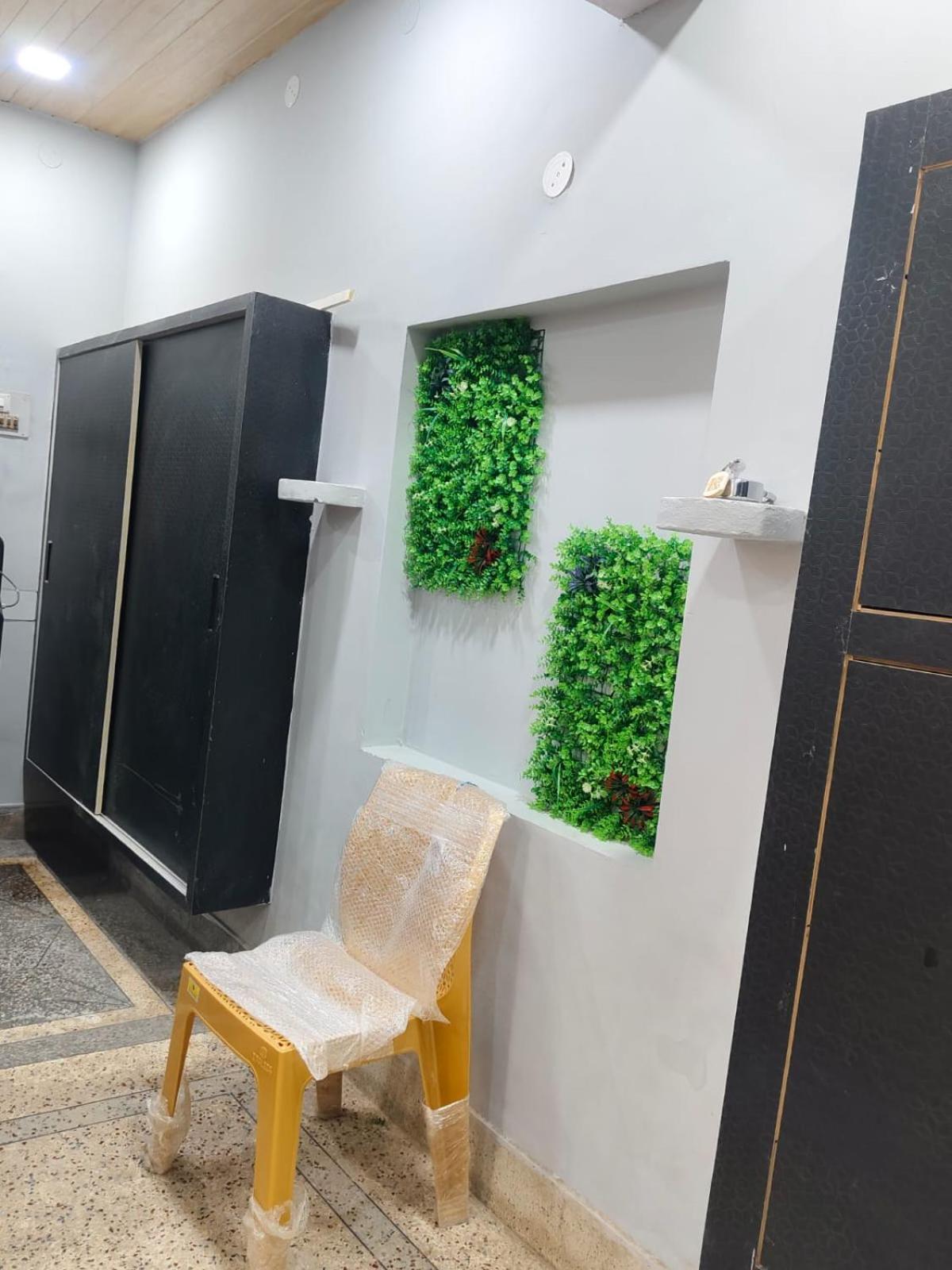 Hotel Crystal Dreams Mathura Bagian luar foto