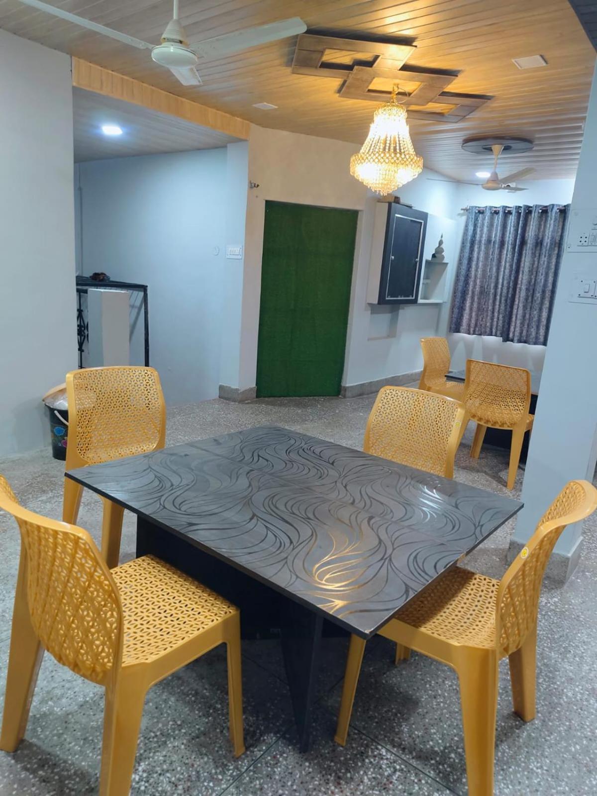 Hotel Crystal Dreams Mathura Bagian luar foto