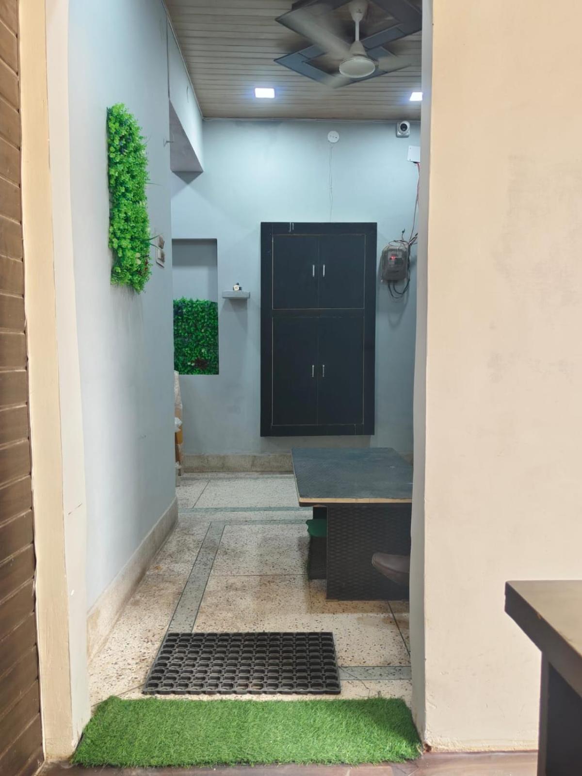 Hotel Crystal Dreams Mathura Bagian luar foto
