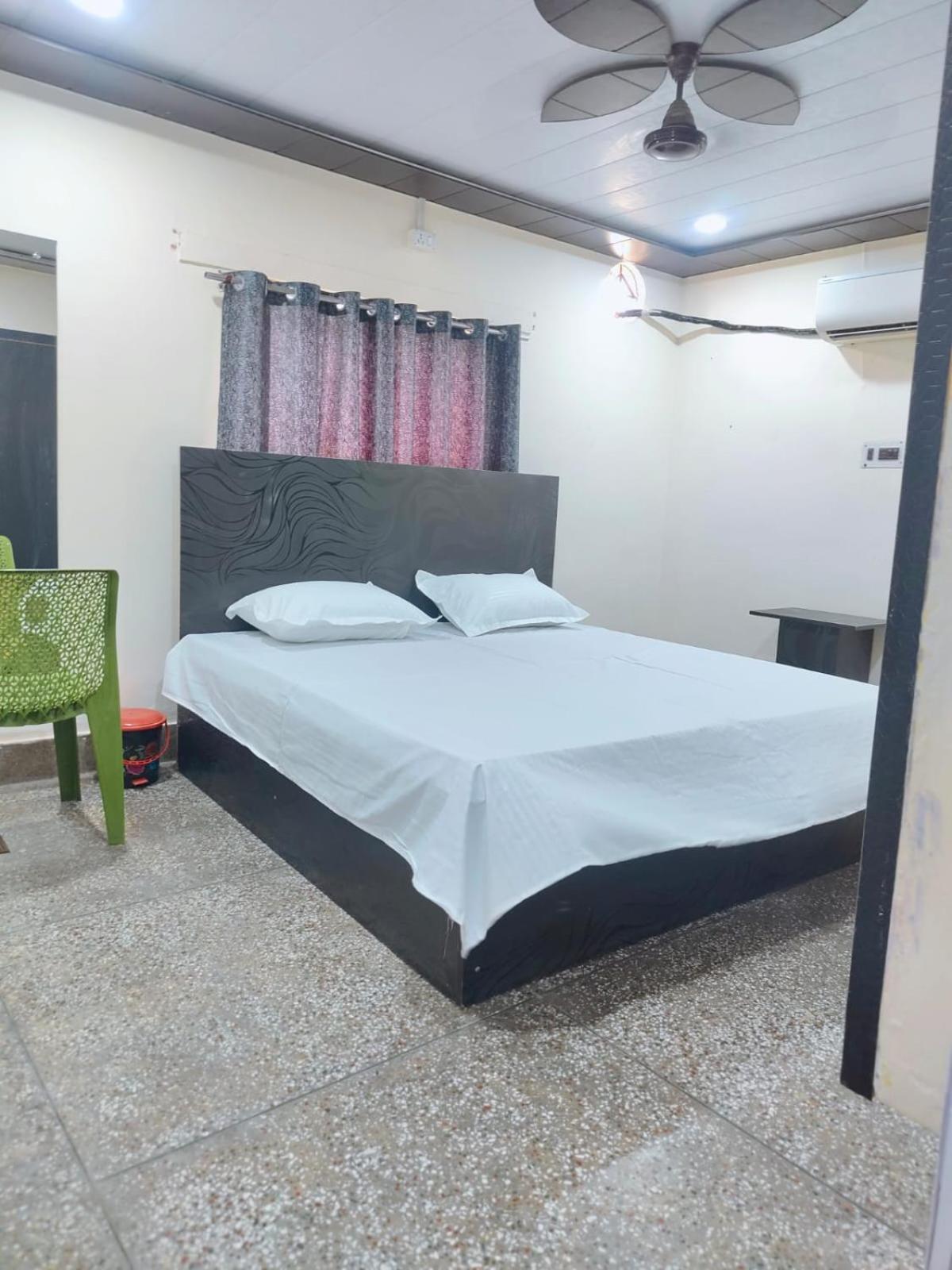 Hotel Crystal Dreams Mathura Bagian luar foto