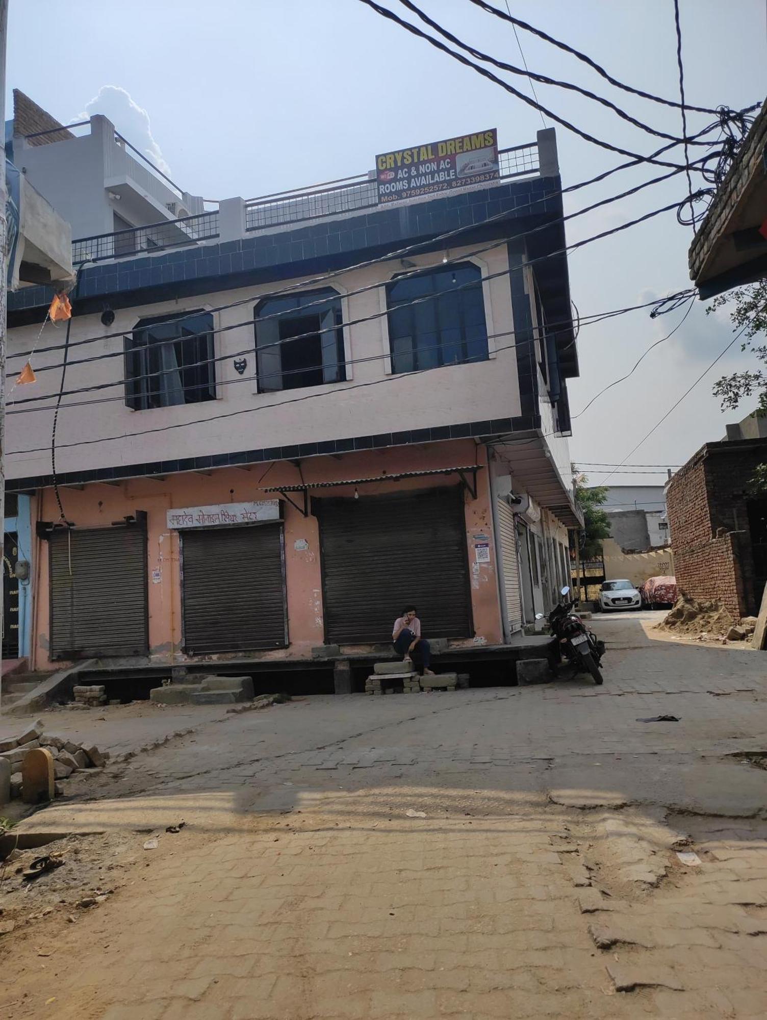 Hotel Crystal Dreams Mathura Bagian luar foto